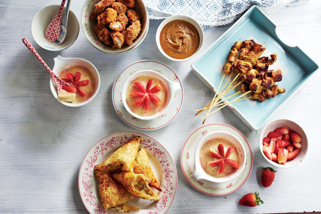 BERAT SAMA DIPIKUL: Bagi membantu golongan berpendapatan rendah di kawasan undi Pasir Ris- Punggol, satu kedai barangan runcit atau Care Store telah diperkenalkan. Para penasihat GRC tersebut (dari kiri) Encik Desmond Tan, Encik Sharael Taha dan Encik Teo Chee Hean melihat kedai tersebut semasa pelancarannya. - Foto fail